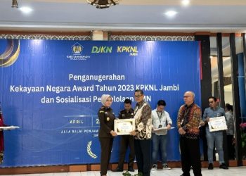 Kembali Meraih Penghargaan, Kajari Bungo Terima Award KPKNL Jambi