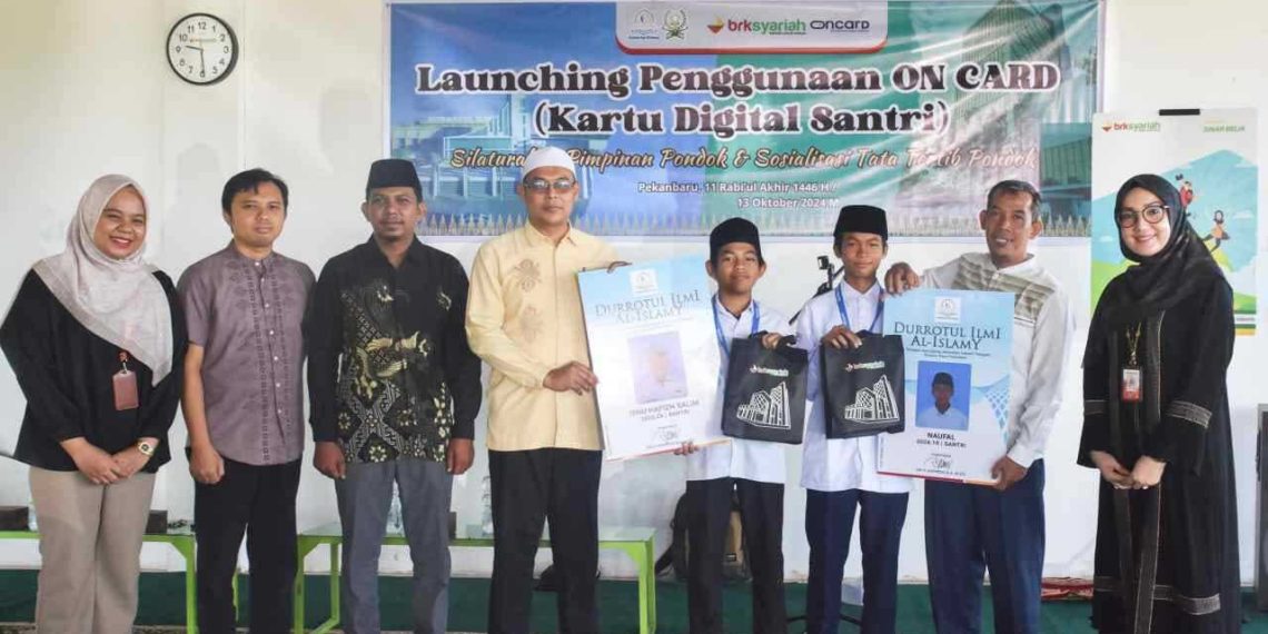 Terapkan Transaksi Digital di Ponpes Durrotul Ilmi Al Islamy – Tenayan Raya Pekanbaru Para Santri Gunakan Oncard BRK Syariah