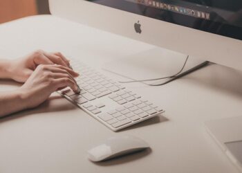 Touch Typing: Teknik Mengetik Tanpa Melihat Keyboard yang Bikin Produktif