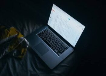 Laptop Lowbat Saat Traveling? Cegah dengan Trik Hemat Daya Ini!