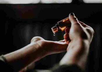 Rutin Gunakan Cleansing Oil, Cara Efektif Menghilangkan Komedo Secara Bertahap